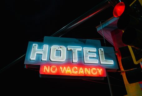 hotel no vacansy sign
